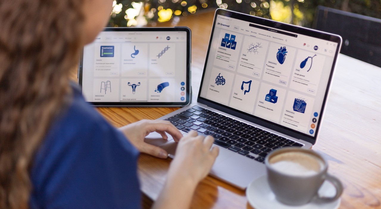 Estudiante ENARMAD estudiando en línea